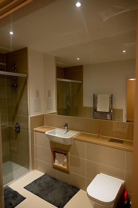 Exquisite Cozy House, Close To Train Station And Amenities Harold Wood Экстерьер фото